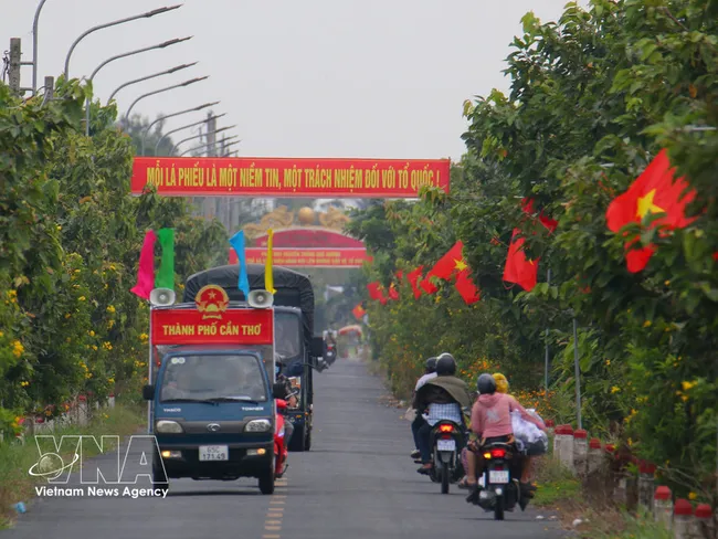 Mobile loudspeaker vehicles and banners used to promote the upcoming election in Vinh Vien commune, Can Tho city. (Photo: VNA)