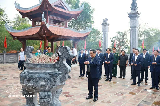 Prime Minister Pham Minh Chinh offers incense to commemorate President Ho Chi Minh at the Ho Chi Minh Memorial House. (Photo: VNA)
