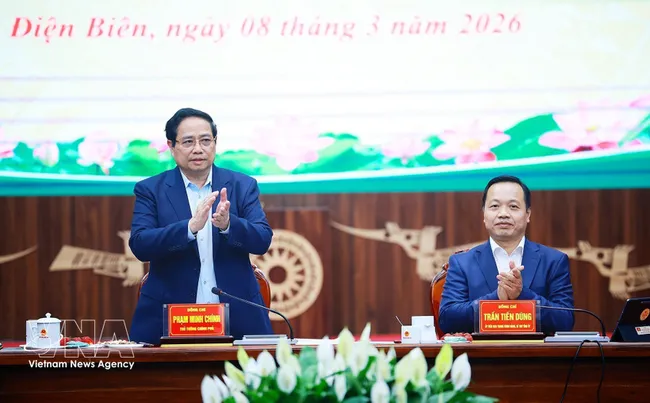 Prime Minister Pham Minh Chinh (L) at the working session with leaders of the Dien Bien provincial People’s Committee on March 8. (Photo: VNA)