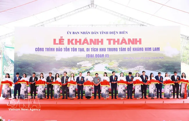 Prime Minister Pham Minh Chinh and delegates cut the ribbon to inaugurate the project to preserve and restore the Him Lam resistance centre relic site (Phase 2). (Photo: VNA)