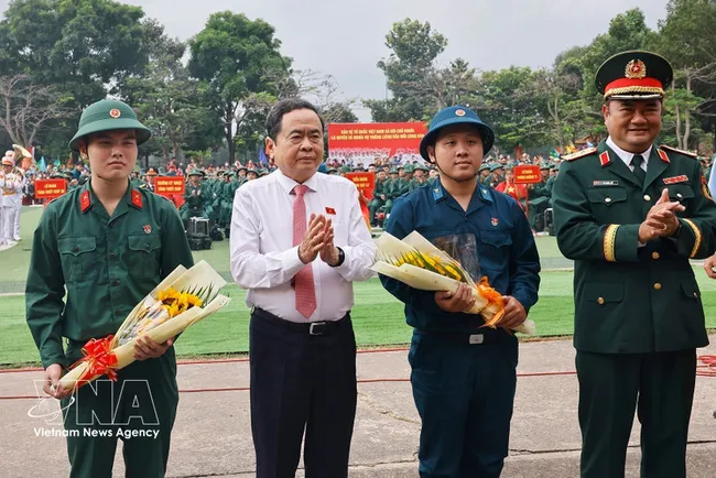 National Assembly Chairman Tran Thanh Man (second from left) at the military handover and enlistment ceremony. (Photo: VNA)