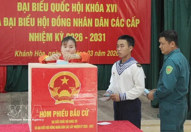 Voters in Truong Sa special zone cast their ballots to elect deputies to the 16th National Assembly and People’s Councils at all levels for the 2026–2031 term. (Photo: VNA)