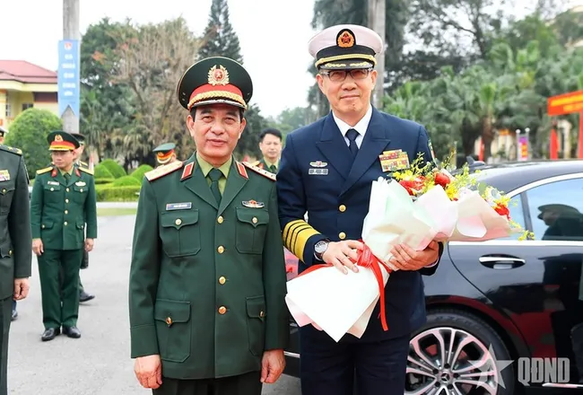 Defence Minister General Phan Van Giang welcomes Chinese Defence Minister Senior Lieutenant General Dong Jun during his visit to Commando Brigade 113. (Photo: qdnd.vn)