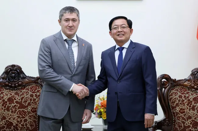 Deputy PM Ho Quoc Dung (R) and Governor of Perm Krai Dmitry Makhonin at their meeting in Hanoi on March 24 (Photo: chinhphu.vn)
