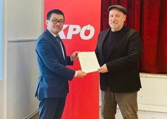 Vietnamese Ambassador to Austria Vu Le Thai Hoang (L) delivers a letter of appreciation from the CPV Central Committee for the congratulatory message sent on the occasion of the CPV’s 14th National Congress to Leader of the Communist Party of Austria (KPÖ) Günther Hopfgartner. (Photo published by VNA)