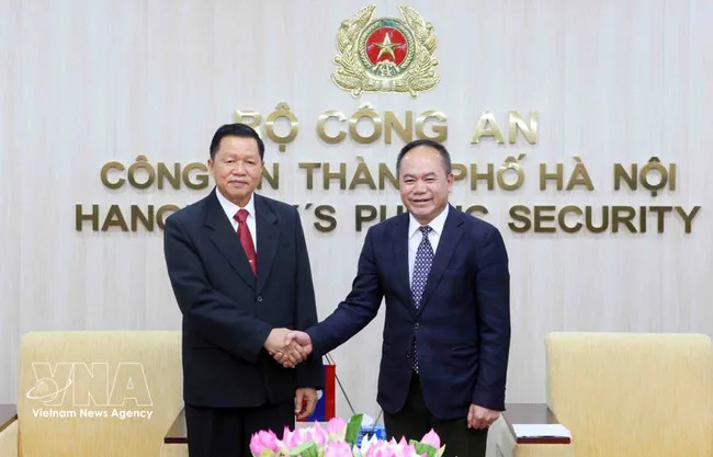 Lao Minister of Public Security Vanthong Kongmany (left) and Lieutenant General Nguyen Thanh Tung, Director of the Hanoi Department of Public Security, at their meeting on March 20. (Photo: VNA)