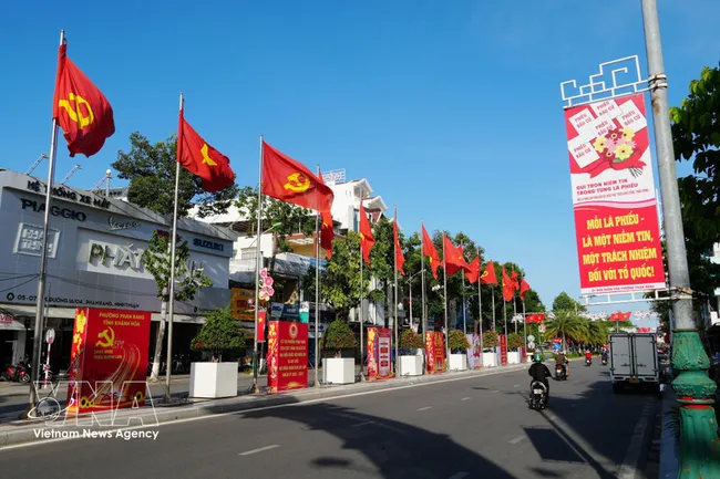 Flags and banners promoting the election of deputies to the 16th National Assembly and People’s Councils at all levels for the 2026–2031 term in Phan Rang ward, Khanh Hoa province. (Photo: VNA)