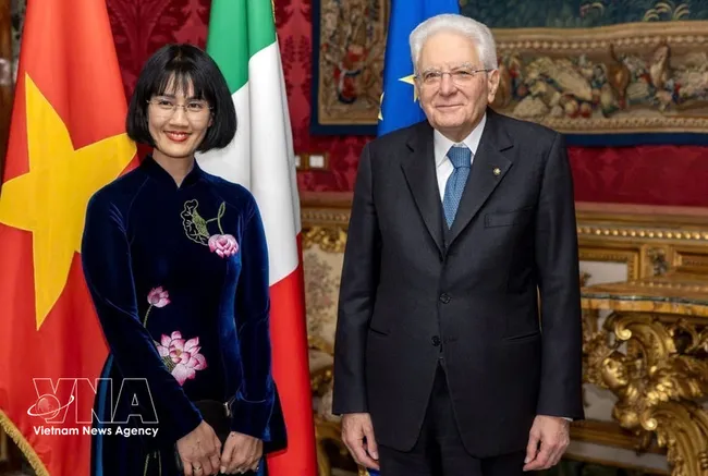 Italian President Sergio Mattarella (right) and Vietnamese Ambassador Nguyen Phuong Anh (Photo: VNA)