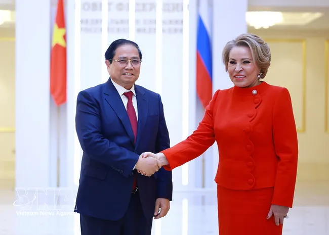 Vietnamese Prime Minister Pham Minh Chinh (L) meets with Chairwoman of the Federation Council of the Russian Federal Assembly Valentina Matviyenko. (Photo: VNA)