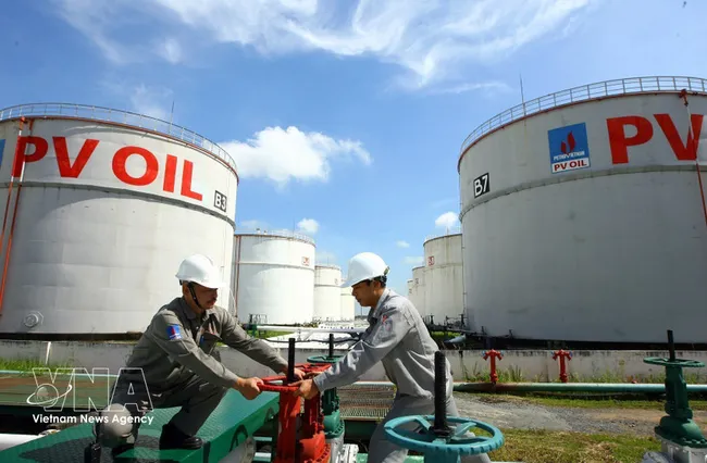 Workers are operating the petroleum supply system at PV Oil Nha Be (Ho Chi Minh City), a subsidiary of Petrovietnam Oil Corporation, a major supplier to the domestic petroleum market (Photo: VNA)