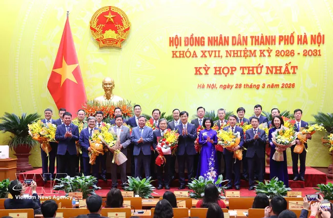 Leaders of the municipal Party Committee congratulate the newly-elected Chairman, Vice Chairpersons and members of the municipal People’s Committee for the 2026-2031 term (Photo: VNA)