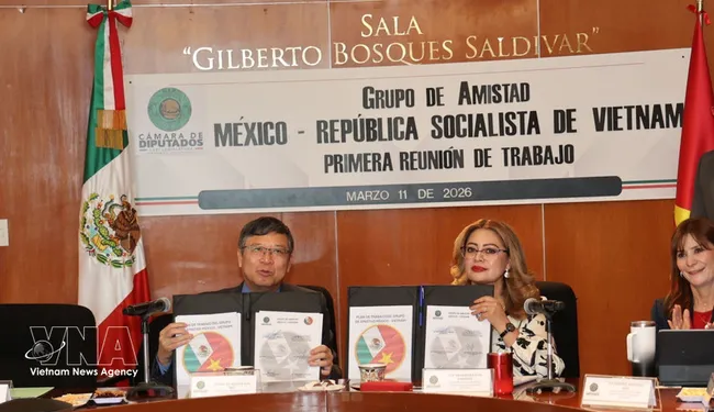 The signing ceremony of the Vietnam–Mexico parliamentary cooperation. agenda. (Photo: VNA)