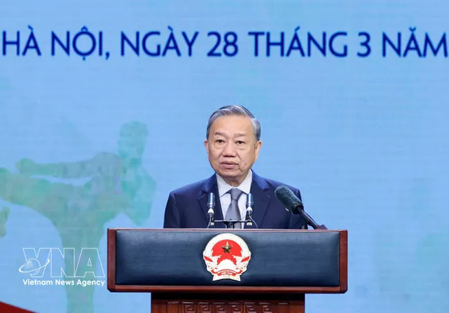 Party General Secretary To Lam presents the First-Class Labour Order to the Sports Authority of Vietnam under the Ministry of Culture, Sports and Tourism (Photo: VNA)