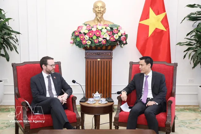 Deputy Minister of Foreign Affairs Dang Hoang Giang (R) meets with British Ambassador to Vietnam Iain Frew in Hanoi on March 24. (Photo: VNA)