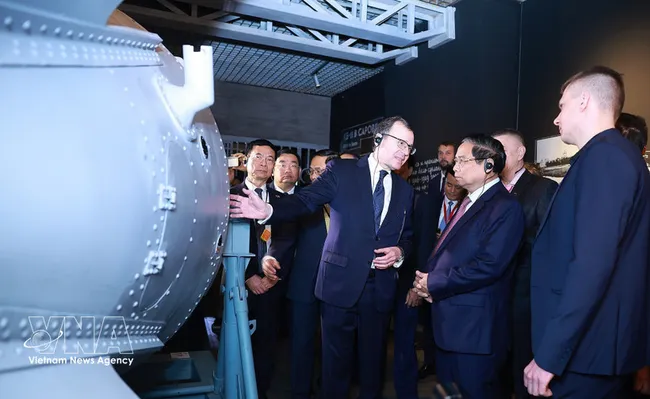 PM Pham Minh Chinh tours the display of Russia’s nuclear energy achievements. (Photo: VNA)