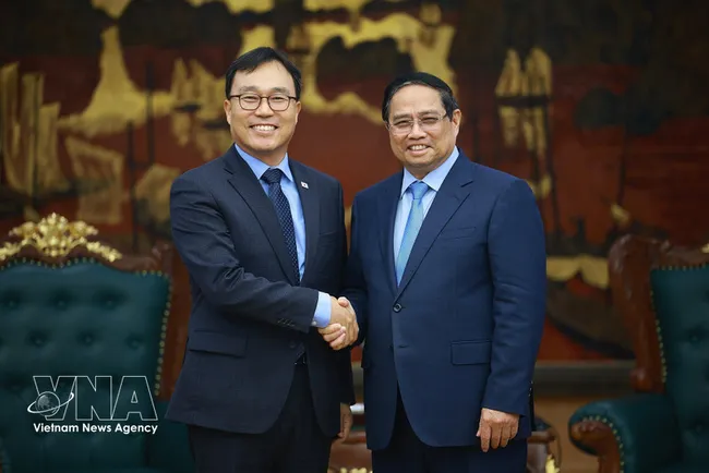 Prime Minister Pham Minh Chinh (R) and Choi Young Sam, Ambassador of the Republic of Korea (RoK) to Vietnam, in Hanoi on April 1. (Photo: VNA)