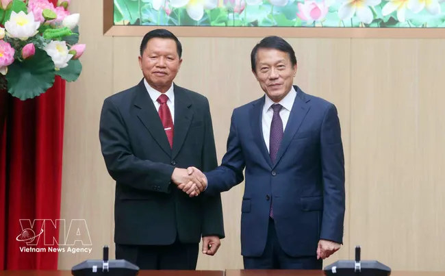 Vietnamese Minister of Public Security General Luong Tam Quang (R) welcomes his Lao counterpart Senior Lieutenant General Vanthong Kongmanyin. (Photo: VNA)