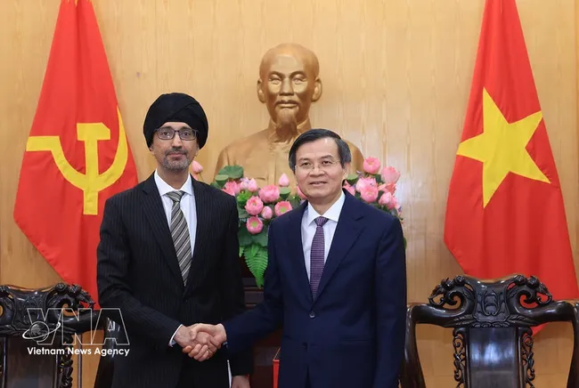 Politburo member and President of the Ho Chi Minh National Academy of Politics Doan Minh Huan (R) receives Singaporean Ambassador to Vietnam Rajpal Singh. (Photo: VNA)