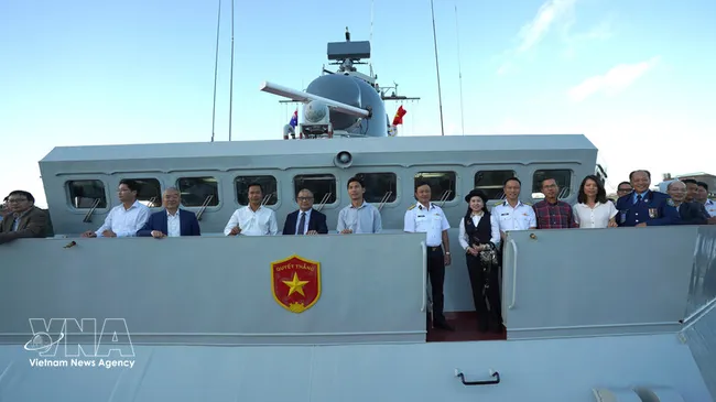 Leaders and staff of Vietnam’s representative agencies, along with members of the Vietnamese community in Australia, visit Ship 016–Quang Trung. (Photo: VNA)