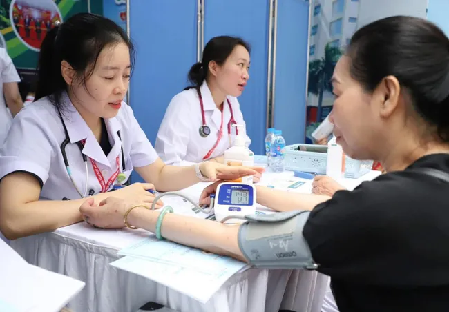 Bộ trưởng Bộ Y tế k&ecirc;u gọi người d&acirc;n "Chủ động ph&ograve;ng bệnh - V&igrave; một Việt Nam khoẻ mạnh" - Ảnh 7.