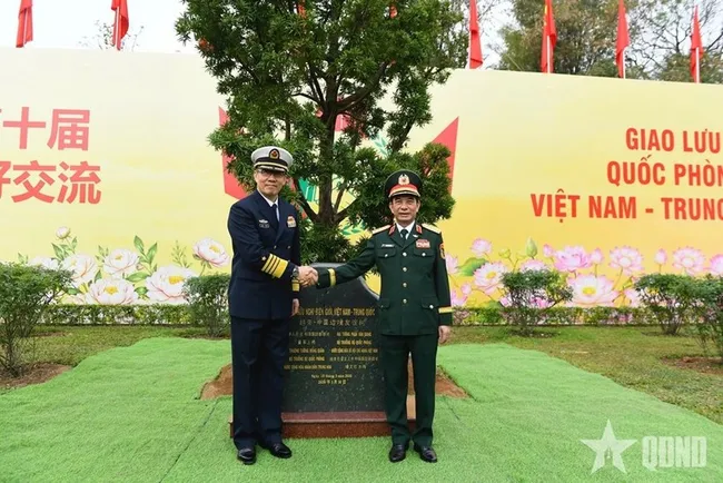 Vietnamese Minister of National Defence General Phan Van Giang (R) and Chinese Minister of National Defence Senior Lieutenant General Dong Jun attend the 10th Vietnam–China Border Defence Friendship Exchange in Quang Ninh province. (Photo: qdnd.vn)