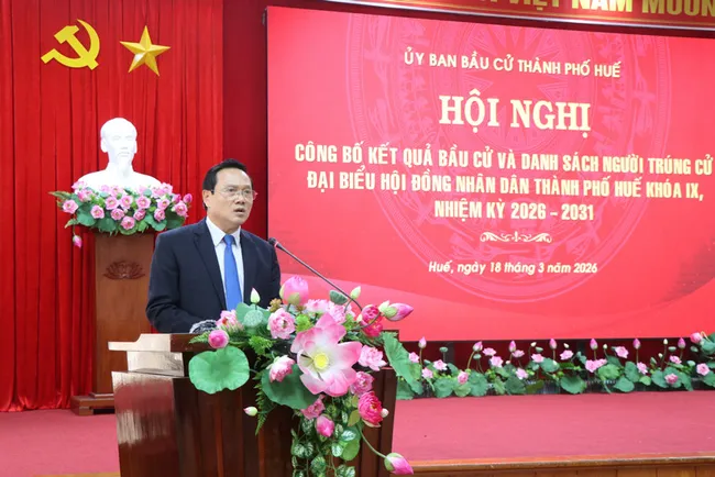 Nguyen Quang Tuan, Standing Vice Chairman of the Hue People’s Council and Vice Chairman of the municipal Election Committee, announces the list of elected deputies to the Hue People’s Council for the 9th tenure. (Photo: VNA)
