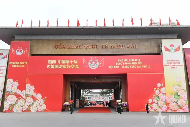 The Mong Cai International Border Gate, where the first official activities within the exchange programme take place. (Photo: qdnd.vn)
