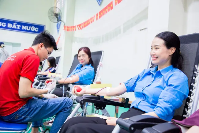 26 năm Ng&agrave;y To&agrave;n d&acirc;n hiến m&aacute;u t&igrave;nh nguyện (7/4): Rất nhiều giọt m&aacute;u đ&atilde; cho đi, nhiều cuộc đời được ở lại- Ảnh 2.