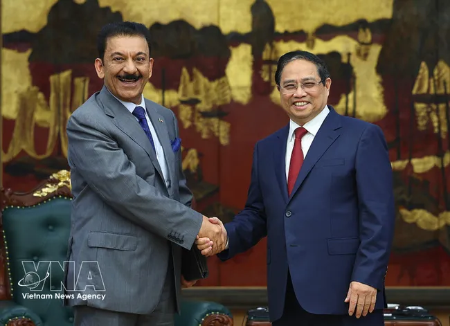PM Pham Minh Chinh (R) receives Kuwaiti Ambassador to Vietnam Yousef Ashour Al-Sabbagh in Hanoi on April 4. (Photo: VNA)