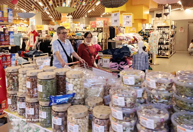 Consumers shop at the WinMart Thang Long supermarket in Hanoi (Photo: VNA)