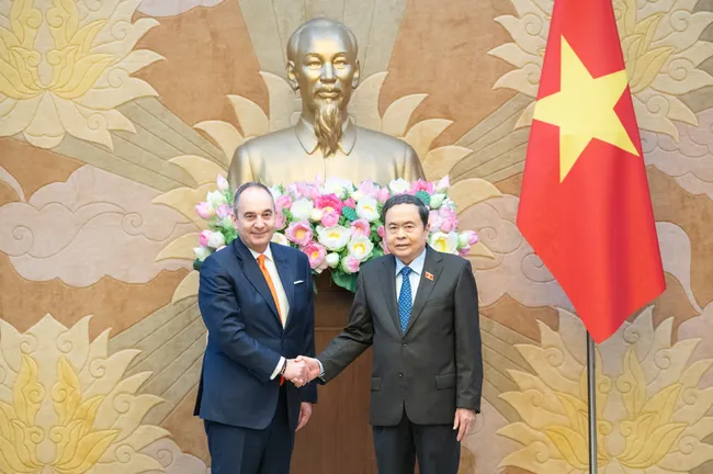 National Assembly Chairman Tran Thanh Man (right) receives First Vice President of the Hellenic Parliament Ioannis Plakiotakis in Hanoi on March 2. (Photo: VNA)