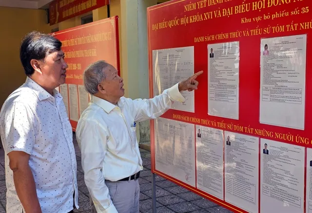 Citizens of Đà Nẵng City view the list of candidates for the 16th National Assembly and People’s Councils in their locality for the 2026-2031 tenure. — VNA/VNS Photo Trần Lê Lâm