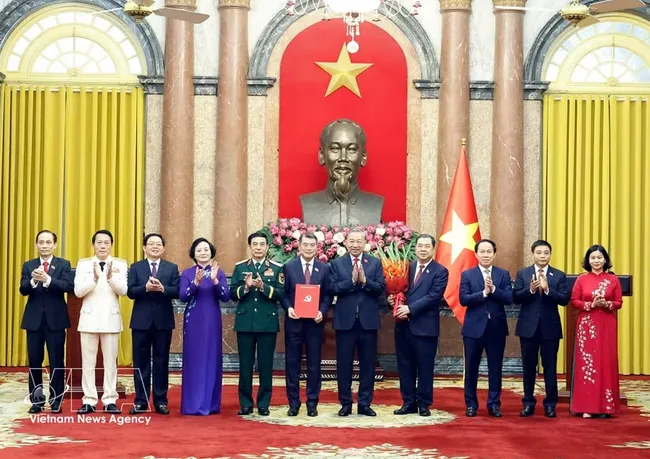 Party General Secretary and State President To Lam presents appointment decisions for members of the Government for the 2026–2031 term (Photo: VNA)