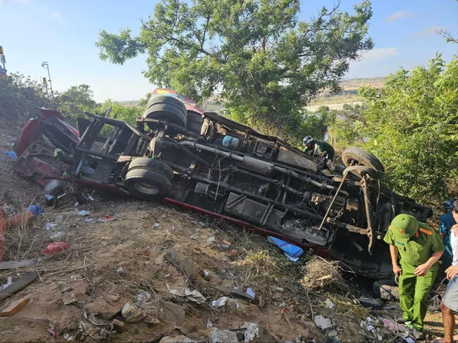 Four people die and 12 others are injured at the bus crash in Lam Dong province on April 6. (Photo: Bao Lam Dong)