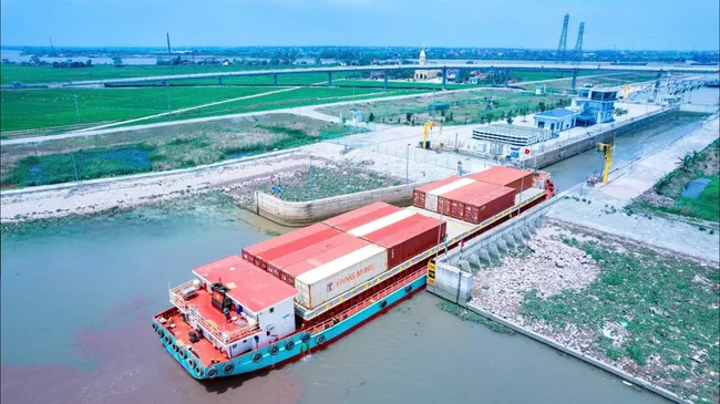 Miễn hàng loạt phí, lệ phí vận tải, tiếp sức cho doanh nghiệp