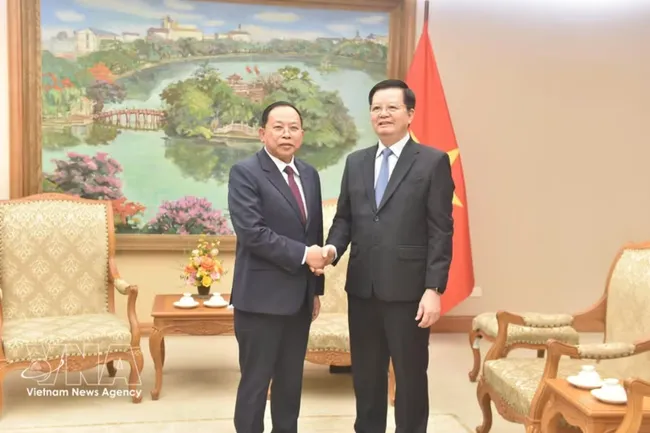 Deputy Prime Minister Mai Van Chinh (R) receives Chay Borin, Minister of Cult and Religion of Cambodia, in Hanoi on March 25 (Photo: VNA)