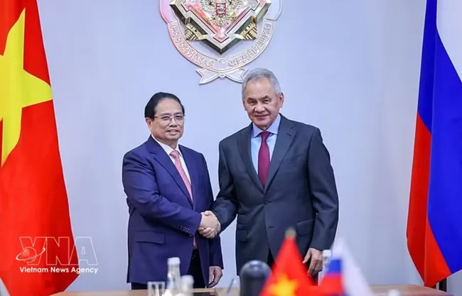 Prime Minister Pham Minh Chinh (L) meets with Secretary of the Security Council of the Russian Federation Sergey Shoigu. (Photo: VNA)