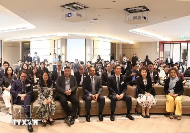 Le Huu Phuc (top row, third from the left), Vietnam's Vietnam’s Trade Counsellor in Thailand, at a Thailand-Vietnam Business Forum in 2025. (Photo: VNA)