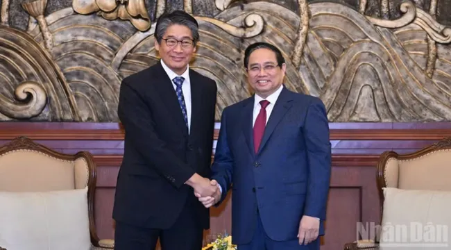 Prime Minister Pham Minh Chinh has a meeting with Japanese Ambassador to Viet Nam Ito Naoki on the sidelines of an investment promotion conference in Thanh Hoa province on March 29 morning. (Photo: Tran Hai)