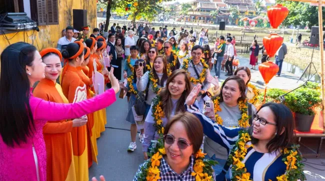 A group of Filipino tourists receive a warm welcome while visiting Hoi An Ancient Town. (Photo: VNA)