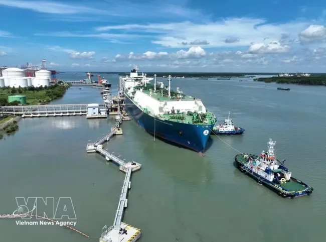 An LNG tanker docks at the Thi Vai LNG terminal in Ho Chi Minh City (Photo: VNA)