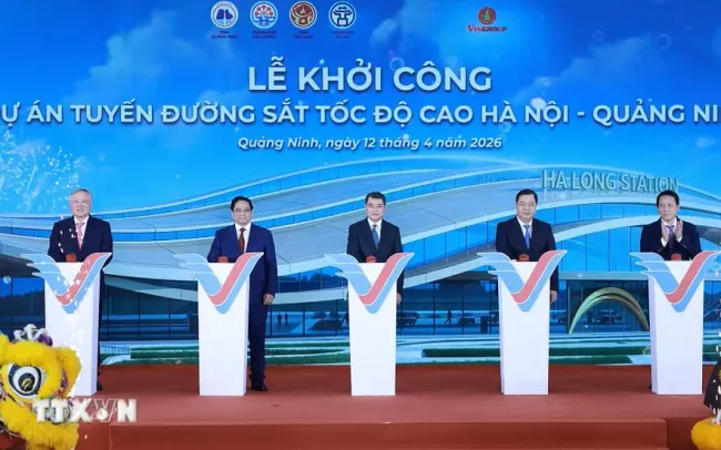 Prime Minister Le Minh Hung (third, left) and delegates press buttons to start the project (Photo: VNA)