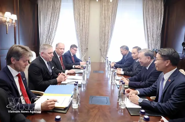 General Secretary To Lam meets with Slovak Prime Minister Robert Fico on the sidelines of 80th anniversary celebration of the Victory in the Great Patriotic War in Moscow, Russia, (May 9, 2025). (Photo: VNA)