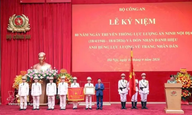 Politburo member and Permanent member of the Party Central Committee’s Secretariat Tran Cam Tu presents the title “Hero of the People’s Armed Forces” to the Department of Homeland Security under the Ministry of Public Security of Vietnam. (Photo: VNA)