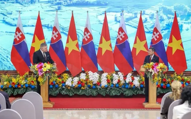 Prime Minister Le Minh Hung (R) and Slovak Prime Minister Robert Fico meet with the press of both countries in Hanoi. (Photo: VNA)