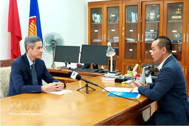 Vietnamese Ambassador to Cambodia Nguyen Minh Vu (left) in an interview with a Vietnam News Agency correspondent in Phnom Penh (Photo: VNA)