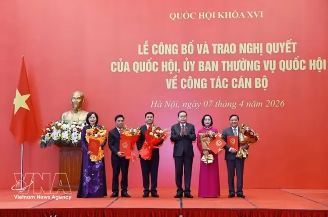 National Assembly Chairman Tran Thanh Man presents resolutions to the Vice Chairpersons of the legislature. (Photo: VNA)