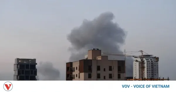 Smoke rises following explosions in Tehran, Iran, on April 1, 2026. (Photo: Xinhua/VNA)