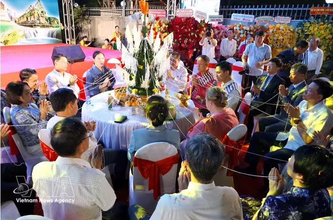 Delegates take part in traditional Lao rituals during the Bunpimay New Year celebration. (Photo: VNA)