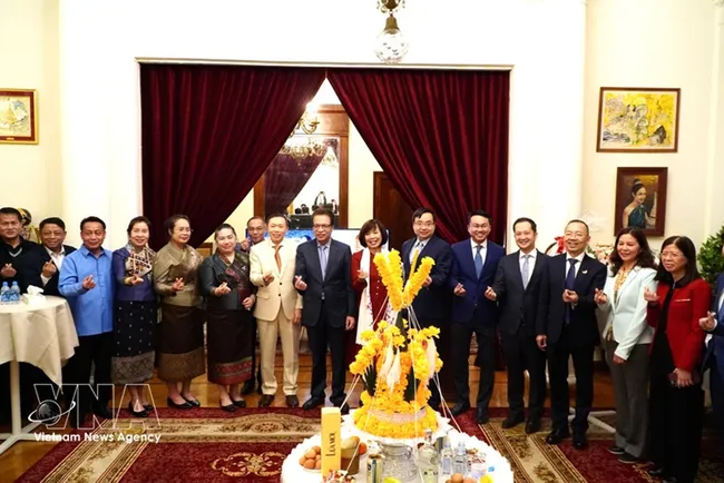 Vietnamese Ambassador to Russia Dang Minh Khoi and his spouse Le Linh Lan visit the Lao Embassy in Russia to greetings on the occasion of Bunpimay (traditional New Year of Laos) (Photo: VNA)